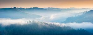 Hügellandschaft mit Nebel an der Hohenwartetalsperre bei Sonnenaufgang, Obere Saale, Naturpark Thüringer Schiefergebirge, Thüringen, Deutschland Hügellandschaft mit Nebel an der Hohenwartetalsperre bei Sonnenaufgang, Obere Saale, Naturpark Thüringer Schiefergebirge, Thüringen, Deutschland